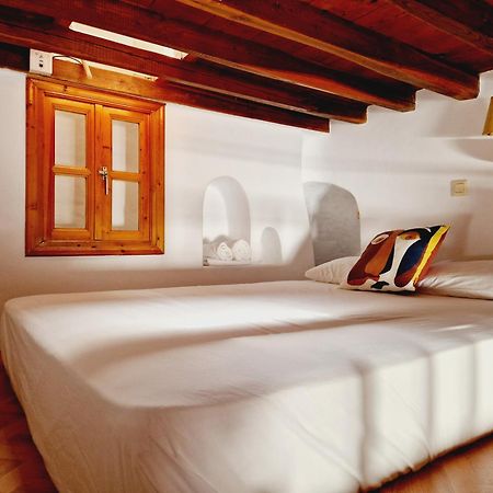 Bright & Relaxing Loft With Attic Room In The Heart Of Mykonos City Mykonos Town Номер фото